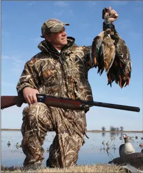  ?? (Arkansas Democrat-Gazette/Bryan Hendricks) ?? Arkansas is rich with public areas where hunters can enjoy world-class waterfowl hunting.