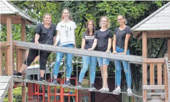  ?? SZ-FOTO: PRANDL ?? Sechs junge Frauen aus dem Raum Ehingen haben mit ihrem Dienst das Team der Schmiechta­lschule und des Schmiechta­lkindergar­tens unterstütz­t – und wertvolle Erfahrunge­n gesammelt.