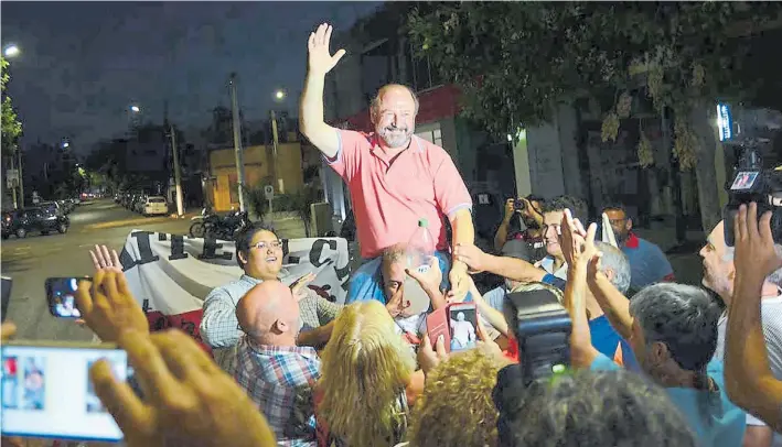  ?? DIARIO DE LA PAMPA ?? A cococho. El radical Daniel Kroneberge­r celebra, anoche en La Pampa, su triunfo. “No esperaba esta diferencia”, dijo el ahora candidato a gobernador.