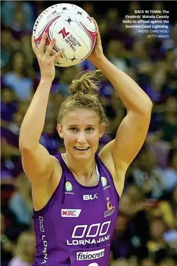  ?? PHOTO: CHRIS HYDE/ GETTY IMAGES ?? BACK IN TOWN: The Firebirds’ Mahalia Cassidy looks to offload against the Sunshine Coast Lightning.