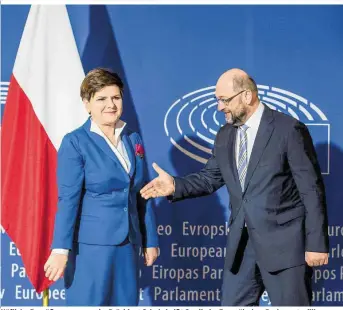  ??  ?? Höfliche Begrüßungs­zeremonie: Präsident Schulz heißt Szydło im Europäisch­en Parlament willkommen