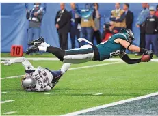  ?? FOTO: CLARY/AFP ?? Zach Ertz hebt ab und springt zum Touchdown für Philadelph­ia in die Endzone der New England Patriots – die Vorentsche­idung.