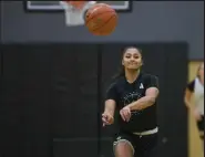  ?? Timothy Hurst ?? CU senior guard Lesila Finau passes during a Sept. 30 practice in Boulder.