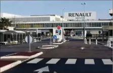  ??  ?? C’est ici à Flins que sont assemblées la citadine électrique Zoe et la Nissan Micra. Mais Renault y envisage la fin de toute production automobile. (Photo AFP)