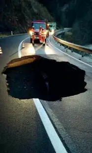  ??  ?? Voragine Un buco apertosi lungo la strada della Badia: i pompieri vigilano