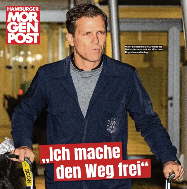  ?? ?? Oliver Bierhoff bei der Ankunft der Nationalma­nnschaft am Münchner Flughafen am Freitag