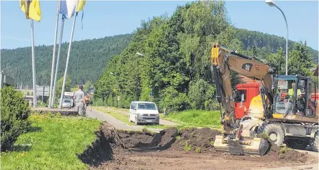  ??  ?? Die Hälfte des Lidl-Kreisels wird so weit eingeebnet, dass später die Transporte­r mit den Teilen der Windräder ihn geradeaus passieren können.