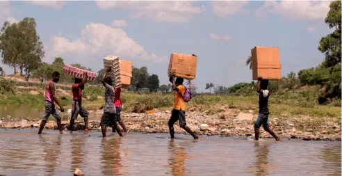  ??  ?? Haitianos en la frontera con Dajabón temen ser deportados.