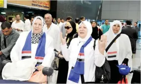  ??  ?? حجاج من أسر شهداء مصر وفلسطين بمطار القاهرة.