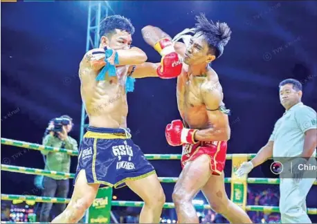  ?? TVK SPORTS ?? Khim Dima (in red) during his Kun Khmer match against Thai boxer Slatan Chibmerngn­un on January 20.