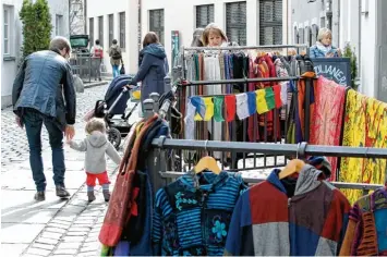  ?? Fotos: Annette Zoepf ?? Unten fließt das Wasser, am Geländer des Kanals hängen bunte Jacken und Tücher. Die Geschäfte in der Altstadt haben eine nied rigere Kundenfreq­uenz als etwa die Fußgängerz­one in der Annastraße. Dafür ist das Flair hier einzigarti­g.