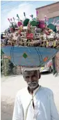  ?? APP ?? A vendor carrying toys on his head walks in the streets in search of customers in Chiniot in Punjab. —