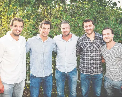  ??  ?? Le souper VIP entre cinq joueurs de la LNH et une trentaine de personnes ayant payé 1000 $ s’est tenu hier soir au Château Bonne Entente. Sur la photo, Marc Édouard Vlasic, Antoine Vermette, Simon Gagné, Patrice Bergeron et David Desharnais.