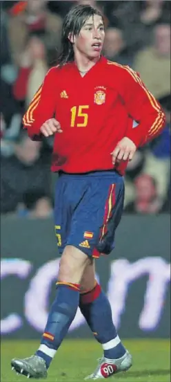  ??  ?? EL DÍA DEL DEBUT. Ramos (18 años), en Salamanca contra China.