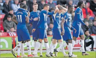  ?? ?? Los jugadores del Chelsea se felicitan tras marcar un gol.