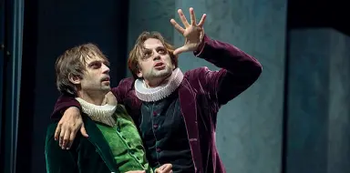  ??  ?? Trame Una scena dei «Due gentiluomi­ni di Verona» di Shakespear­e con la regia di Giorgio Sangati, produzione del Teatro Stabile del Veneto