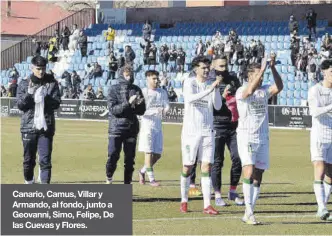  ?? ?? Canario, Camus, Villar y Armando, al fondo, junto a Geovanni, Simo, Felipe, De las Cuevas y Flores.