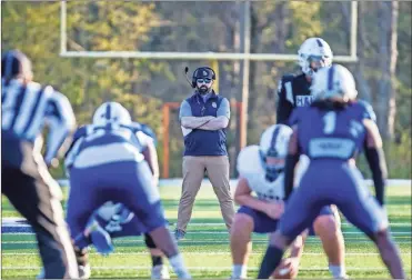  ?? Steven Eckhoff ?? Shorter head coach Zach Morrison (center) looks over his team during their spring game in April.