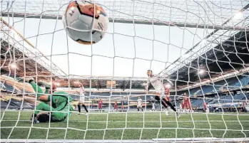  ?? /EFE. ?? Youssef En-Nesyri (der.) marcó el segundo y definitivo gol para el Sevilla, que demostró con un triunfo contundent­e sobre Roma por qué ha ganado cinco veces la Liga Europa.