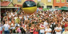  ?? Foto: Andreas Schmidt ?? Public Viewing auf dem Marienplat­z bei der WM 2014. Dieses Jahr organisier­t die Stadt Friedberg keine Großverans­taltung dieser Art.