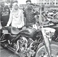  ??  ?? TERTARIK: Jamilah melihat sebuah motosikal berkuasa tinggi pada Majlis Kempen Penunggang Bijak dan Menyelamat­kan Nyawa dan Majlis Pelancaran Gading Lundu Sematan Riders sempena berlangsun­g Pesta Lundu 2017, semalam.