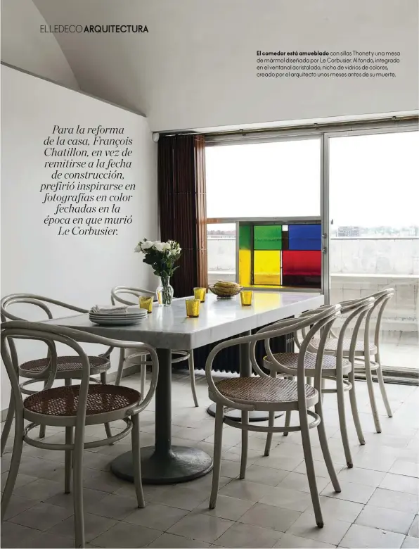  ??  ?? El comedor está amueblado con sillas Thonet y una mesa de mármol diseñada por Le Corbusier. Al fondo, integrado en el ventanal acristalad­o, nicho de vidrios de colores, creado por el arquitecto unos meses antes de su muerte.