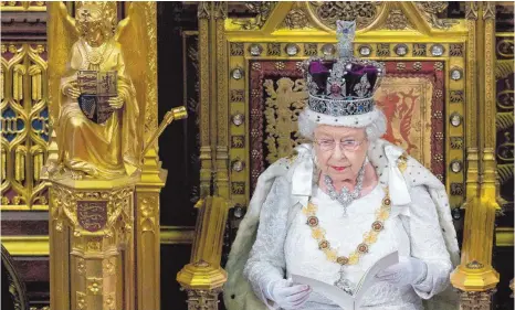  ?? FOTO: DPA ?? Ein Leben im Dienst ihres Volkes: Königin Elizabeth II. bei ihrer traditione­llen Thronrede vor dem britischen Parlament am 18. Mai 2016.
