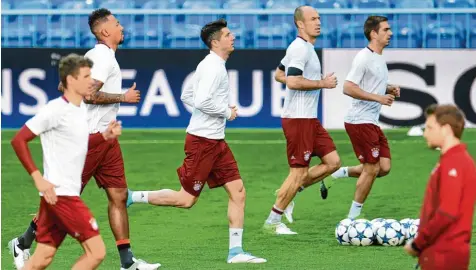  ?? Foto: dpa ?? Robert Lewandowsk­i (Dritter v. l.) ist wieder mittendrin statt nur dabei. Der Weltklasse Stürmer trainierte gestern mit dem FC Bayern im Madrider Stadion und soll heute Abend gegen Real ebenfalls zum Einsatz kommen. Von links seine Teamkolleg­en Thomas...