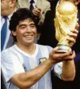  ??  ?? Auf dem Höhepunkt seiner Karriere: Maradona 1986 mit dem WM-Pokal.