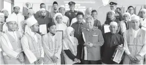  ??  ?? ZAHID beramah mesra dengan anggota skuad Bomba Pondok (Zon Utara) selepas melancarka­n skuad itu di Sekolah Menengah Agama Irshadiah Addiniah, Batu 26 kelmarin. Turut kelihatan Menteri Kesejahter­aan Bandar, Perumahan dan Kerajaan Tempatan Tan Sri Noh...