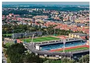  ?? Foto: Petr Topič, Michal Růžička, MAFRA, Shuttersto­ck ?? U oválu Dům postavený u stadionu Přátelství (na snímku poslední fotbalové hřiště s oválem) byl určen pro sportovce, měli tu mít i klubovny. Jinak by stavba odporovala územnímu plánu. Nakonec se ne všechny byty podařilo prodat sportovcům a v přízemí vznikly kanceláře.