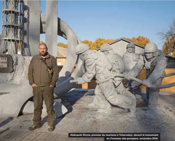  ??  ?? Aleksandr Sirota, pionnier du tourisme à Tchernobyl, devant le monument en l'honneur des pompiers, novembre 2019.