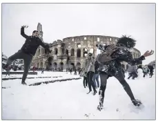  ?? (Photo EPA/MaxPPP) ?? À Rome, une pellicule de neige a recouvert les rues, une première depuis six ans ! Les batailles et la confection de bonshommes de neige ont animé les abords du Colisée.