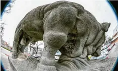  ?? Foto: Ralf Lienert ?? Der Stier gilt in vielen Kulturkrei­sen als ein Sinnbild für das Männliche. Diese Skulp tur befindet sich in Kempten.