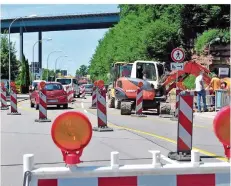  ??  ?? Provisoris­che Fahrbahnma­rkierungen und rot-weiße Baken bestimmen wohl kürzer das Bild an der Heringsmüh­le in Fechingen als geplant. Dort läuft eines der größten Straßenbau­vorhaben der Stadt in diesem Jahr.
FOTO: BECKER&BREDEL