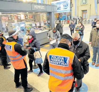  ?? LUCIANO THIEBERGER ?? Barrera. Policías controlan, ayer, los permisos para circular en la estación Constituci­ón.