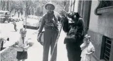  ??  ?? Dos niños posan junto a un domador y su oso en una calle de la colonia Roma.