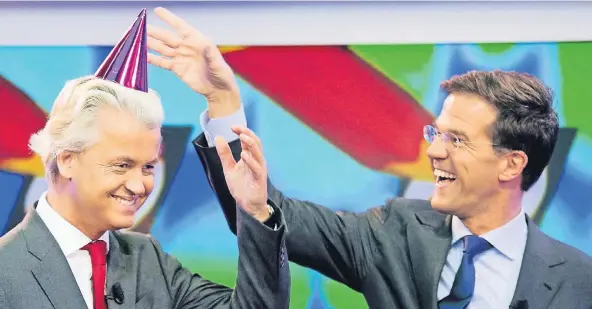 ?? FOTO: DPA ?? Geert Wilders (l.) mit Mark Rutte bei einem gemeinsame­n TV-Auftritt für eine Jugendsend­ung im Jahr 2012. Wilders war selbst bis 2004 VVD-Parteimitg­lied gewesen.