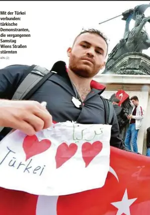  ?? APA (2) ?? Mit der Türkei verbunden: türkische Demonstran­ten, die vergangene­n Samstag Wiens Straßen stürmten