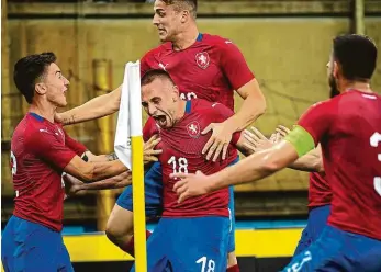  ?? Foto: ČTK ?? Mladická radost Jedenadvac­ítka má po pěti odehraných zápasech kvalifikac­e ME 2021 jedenáct bodů za tři výhry a dvě remízy. Poradila si doma s Litvou 2:0 (na snímku) a vyhrála 2:1 i v Chorvatsku.