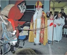  ?? FOTO: MARIA LUISE STÜBNER ?? Kommen gerne zum Nikolausmä­rktle in Schlachter­s: Der Nikolaus mit seinen Engeln Marie und Vanessa und Knecht Ruprecht. Diesmal mit von der Partie ist auch Esel Giacomo.