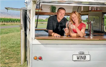  ?? DAVID JAMES/STUFF ?? Jeremy and Krystal Beal serving up cold beverages from their retro caravan.