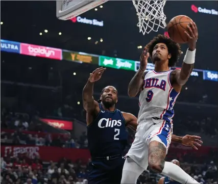  ?? JAE C. HONG - THE ASSOCIATED PRESS ?? Sixers guard Kelly Oubre Jr. goes up for a basket past Los Angeles Clippers forward Kawhi Leonard during the first half Sunday. The Sixers turned back the Clippers, 121-107.