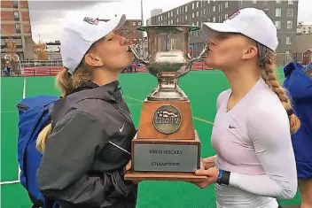  ?? FOTO: GROSCHINSK­I ?? So süß schmeckt der Erfolg: Annaka Groschinsk­i aus Niederkrüc­hten (l.) küsst mit einer Mannschaft­skameradin den Pokal, den es für die Meistersch­aft in der US-amerikanis­chen Patriot League gab.