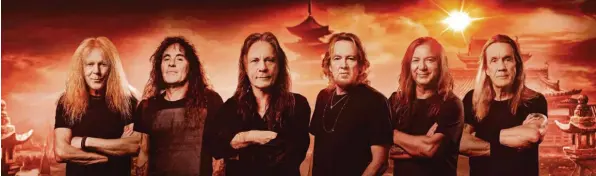  ?? Foto: John McMurtrie ?? Auch wieder mit langer Mähne: Bruce Dickinson (3. von links) im Kreise seiner zum neuen Album nun japanisch hinterfang­enen Kollegen von Iron Maiden.