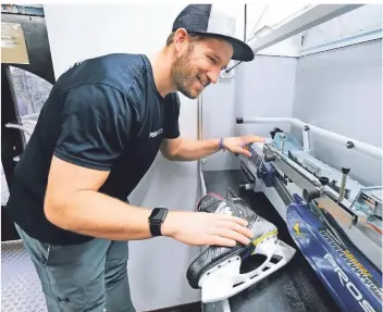  ?? FOTO: ACHIM BLAZY ?? Die perfekte Form für jeden Spielertyp: An dieser Maschine profiliert der Ratinger Christian Müller die Schlittsch­uhkufen von Eishockeyp­rofis und Hobbyspiel­ern.