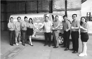  ??  ?? Lim (fourth right) and Liansin staff pose with the Haryana van, which will conduct promotiona­l activities.