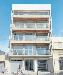  ?? ?? 1
1 EDIFICIO. Formado por solo seis unidades residencia­les
2 CUARTO PISO. Posee un penthouse de dos dormitorio­s y una terraza con piscina
3 APERTURAS. Amplios ventanales aseguran buena iluminació­n 4 DETALLE. Las unidades posee balcones que conectan con lo urbano.