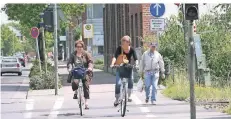  ?? ARCHIVFOTO: DACKWEILER ?? Fahrradfah­rerinnen in Osterath. Die ADFC-Umfrage will nun wissen, wie es um das Fahrradfah­ren in Meerbusch bestellt ist.