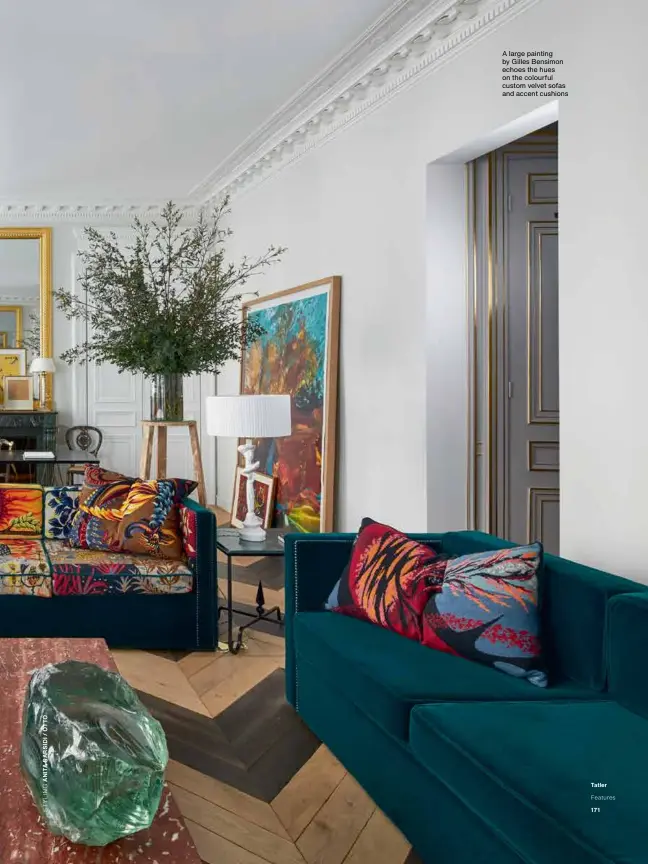  ??  ?? A large painting by Gilles Bensimon echoes the hues on the colourful custom velvet sofas and accent cushions